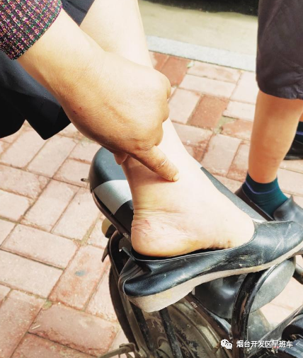 【烟台开发区】开发区凤台小区西门有安全隐患“撂倒”多位骑车老人(图1) 烟台凤台小区车位车库_开发区凤台小区_凤台小区