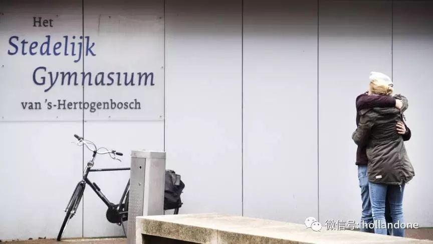 (今夕荷夕)震惊!荷兰中学老师跳楼自杀,部分学生目睹(图1) 凤台精中中学2012年老师跳楼真相_凤台中学所有老师名单_凤台一中老师