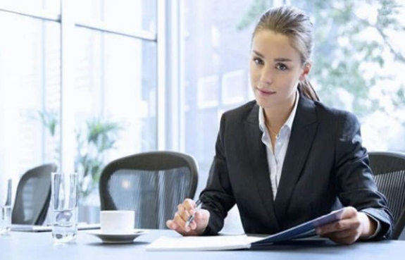 性格内向的职场人,真的只能做个没人关注的小透明吗?(图5) 性格内向在职场_性格内向职场新人_在职场内向的人怎么办