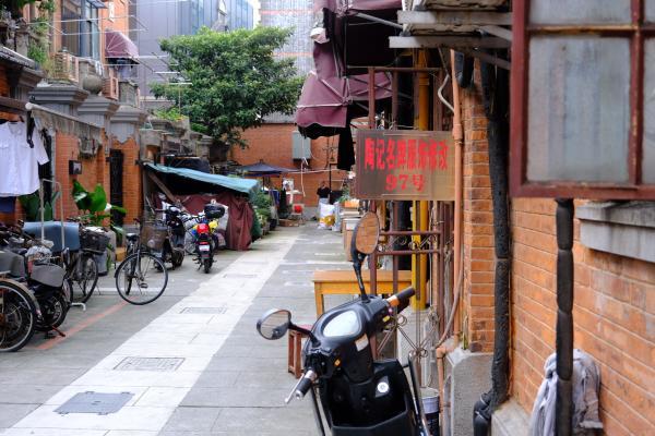 静安别墅红砖墙上的凌霄花20年(图1) 上海服装厂招工_上海服装厂招大烫工_上海服装厂大烫招聘