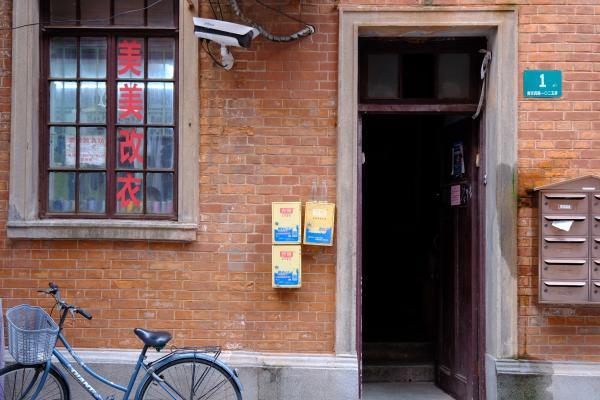 静安别墅红砖墙上的凌霄花20年(图2) 上海服装厂招大烫工_上海服装厂大烫招聘_上海服装厂招工