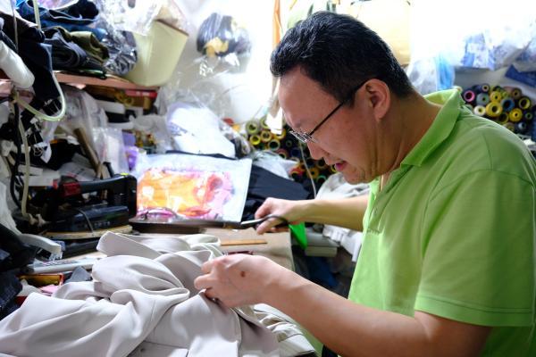 静安别墅红砖墙上的凌霄花20年(图13) 上海服装厂大烫招聘_上海服装厂招工_上海服装厂招大烫工