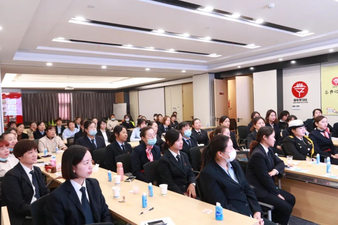 女性职场礼仪书_女性在职场中的礼仪优势_女士职场礼仪