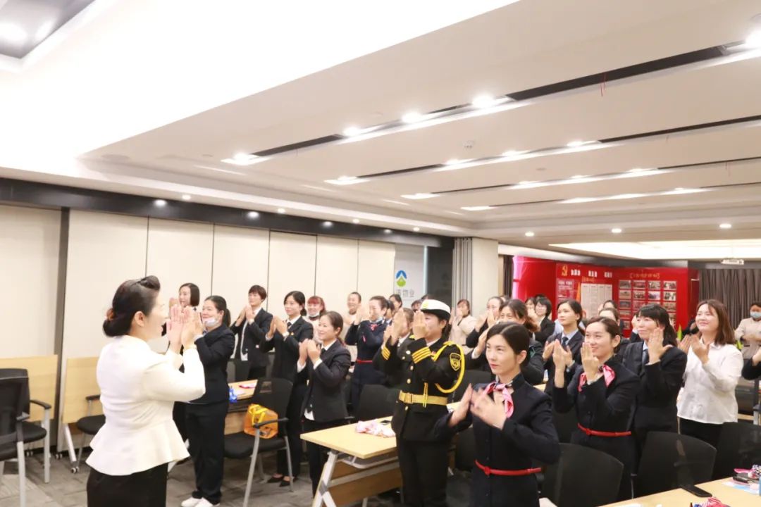 女性职场礼仪书_女性在职场中的礼仪优势_女士职场礼仪