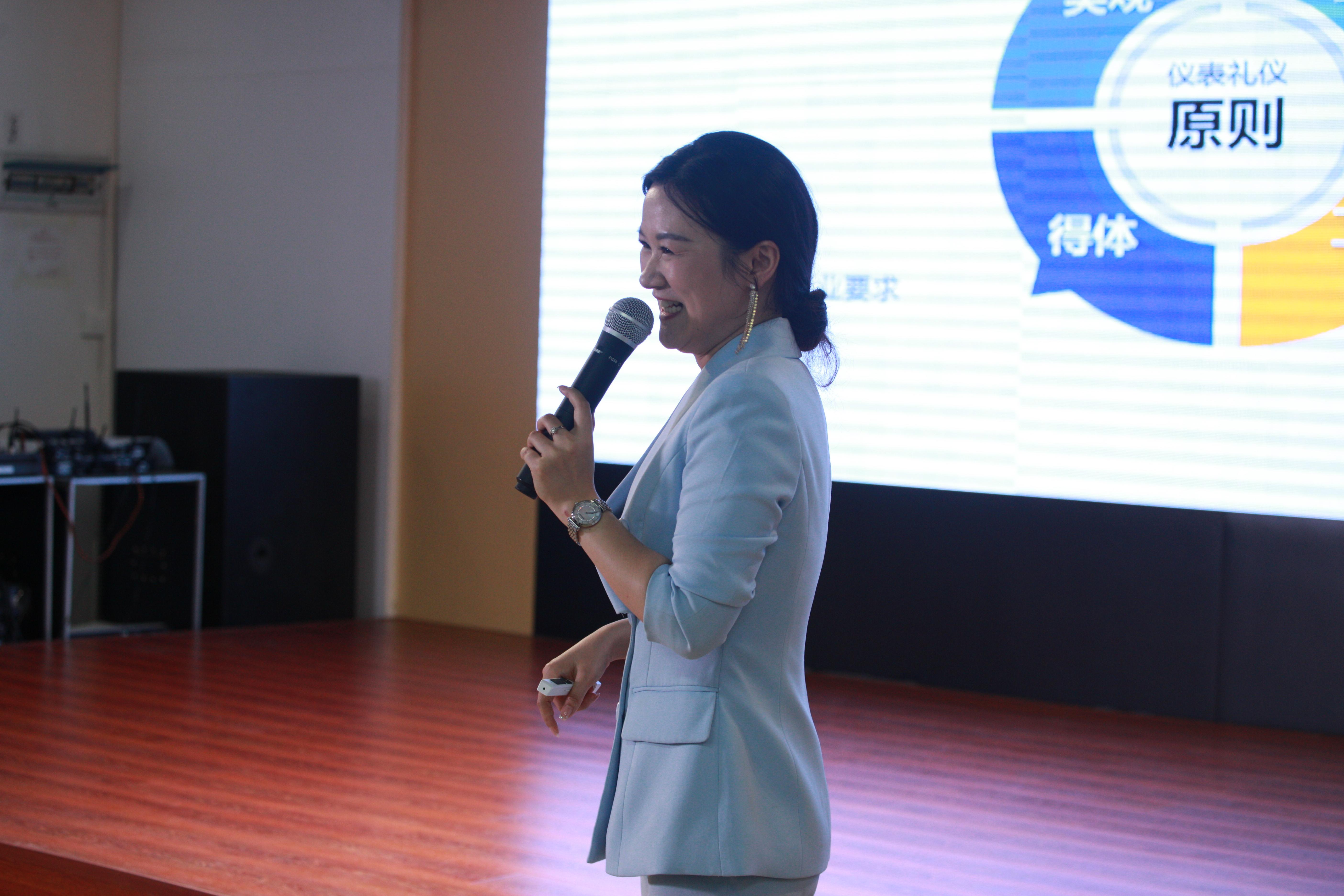 科略教育集团董事长秘书陈若曦:职场商务礼仪的重要性(图3) 职场社交礼仪培训_员工社交礼仪培训_培训职场社交礼仪内容