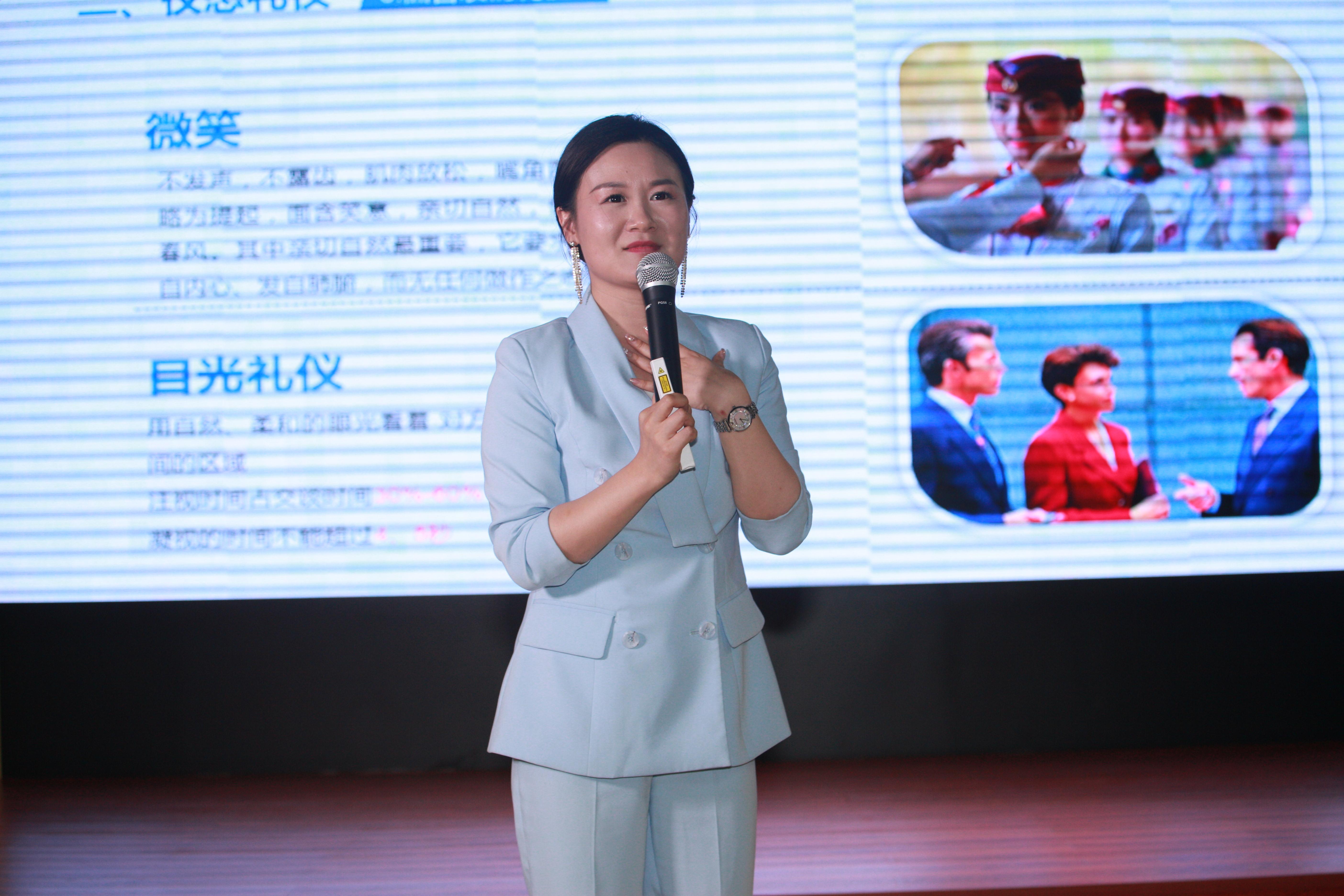 科略教育集团董事长秘书陈若曦:职场商务礼仪的重要性(图4) 员工社交礼仪培训_培训职场社交礼仪内容_职场社交礼仪培训