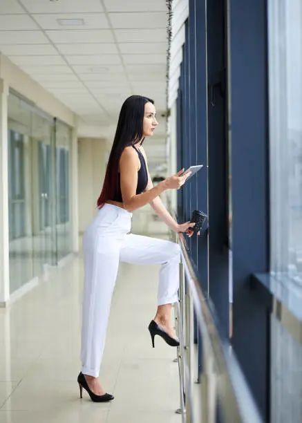 职场女性如何穿搭和形象提升有所帮助?!(图2) 职场高跟鞋多高合适_职场高跟鞋高度多少合适_职场高跟鞋