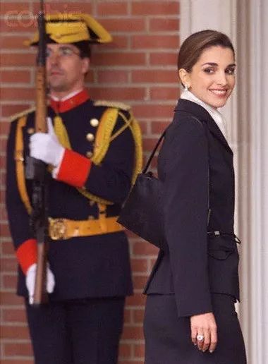 冬天职场怎样穿衣搭配_职场穿衣搭配图片男_职场穿衣搭配心得体会