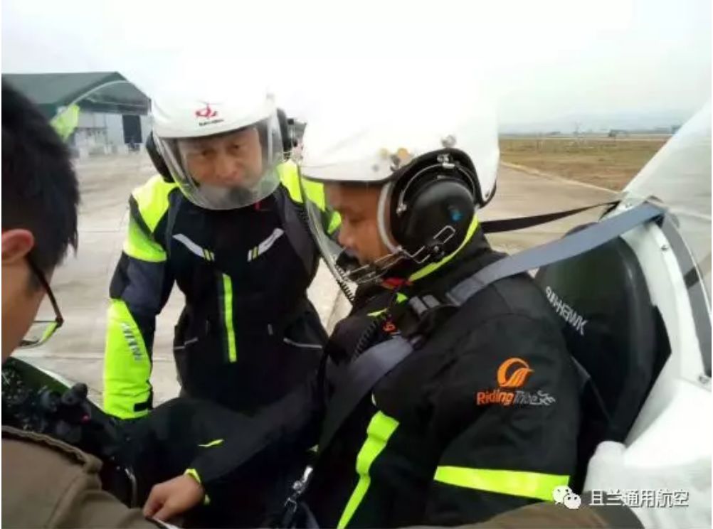 飞行教员招聘信息_飞行员招聘讲座_讲座员飞行招聘要求