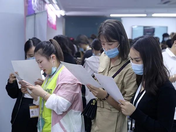 化妆师招聘图片大全_招聘化妆师的图片_化妆招聘海报