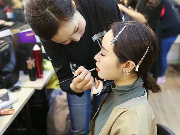 化妆师招聘图片大全_招聘化妆师的图片_化妆招聘海报
