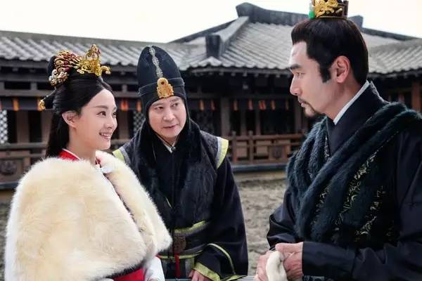 女人想在职场上位靠什么_女人职场靠男人上位的多不多_职场女的靠男的上位