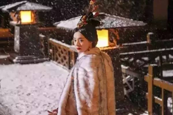 女人想在职场上位靠什么_女人职场靠男人上位的多不多_职场女的靠男的上位