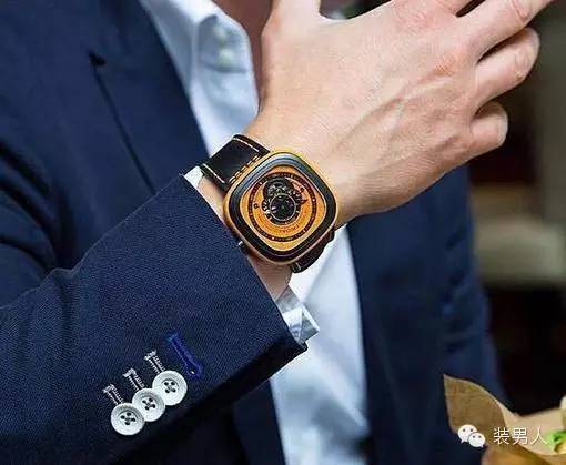 男生手表左右手_男人左手右手戴表_职场男人手表应该左手还是右手
