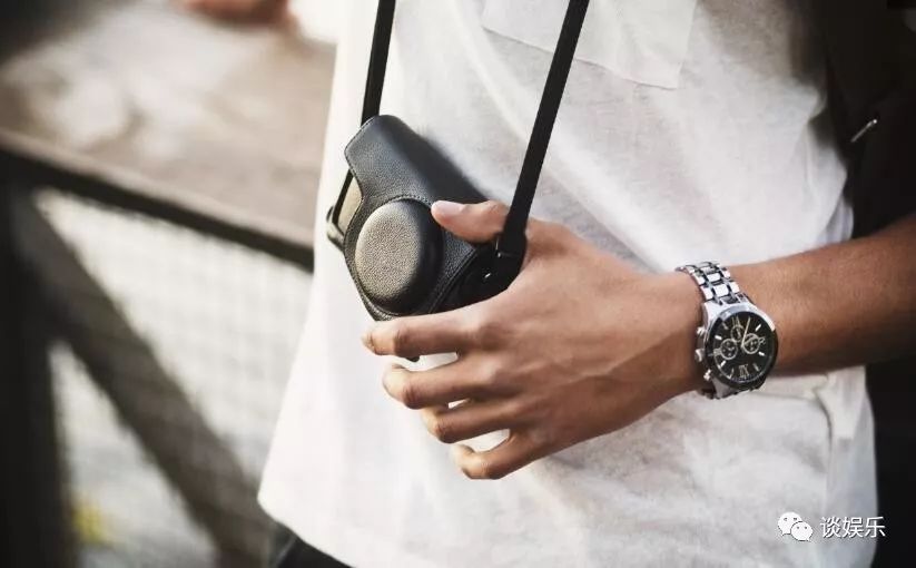 男人左手右手戴表_男生手表左手右手_职场男人手表应该左手还是右手