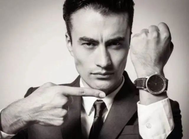 职场男人手表应该左手还是右手_男人左手右手戴表_男生手表左手右手