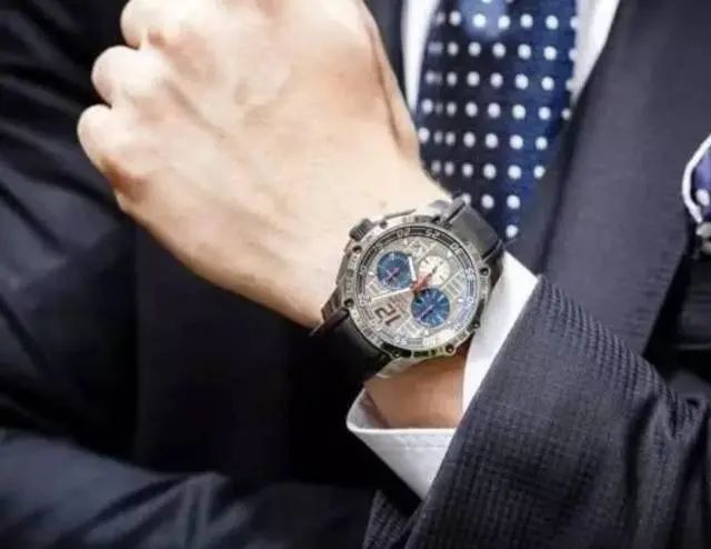 男生手表左手右手_男人左手右手戴表_职场男人手表应该左手还是右手