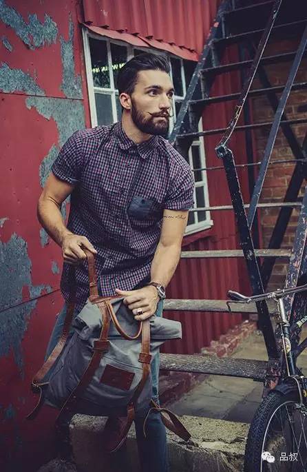 职场穿衣法则:稳重与清凉初入职场的你该怎么做?(图10) 职场穿衣技巧_职场新人穿着_初入职场穿衣