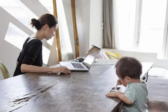 职场妈妈和全职妈妈所带出来的孩子,差距真的很大吗?(图1) 妈妈一个人带孩子影响_职场妈妈对孩子的影响_全职妈妈和职场妈妈