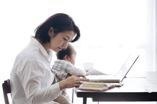 职场妈妈和全职妈妈所带出来的孩子,差距真的很大吗?(图2) 职场妈妈对孩子的影响_妈妈一个人带孩子影响_全职妈妈和职场妈妈