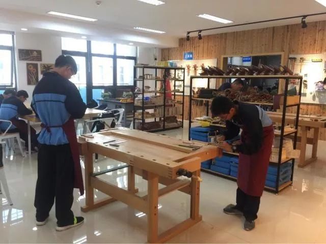 高一学生赴宁波市职业体验拓展中心进行“职场”体验(图3) 职场新书_职场新鲜人小说_职场小说吧