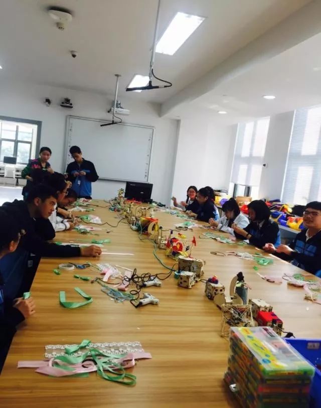 高一学生赴宁波市职业体验拓展中心进行“职场”体验(图5) 职场小说吧_职场新书_职场新鲜人小说