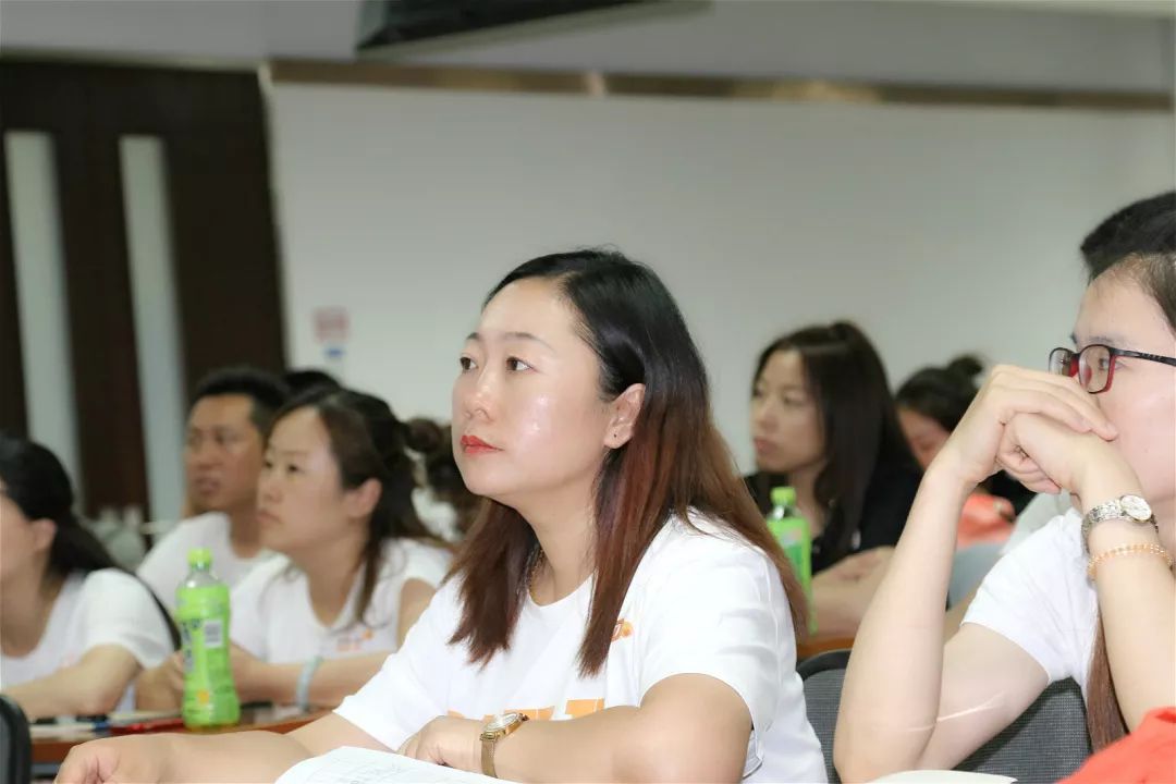 《职场礼仪修养》_修养职场礼仪个人心得体会_职场礼仪与个人修养