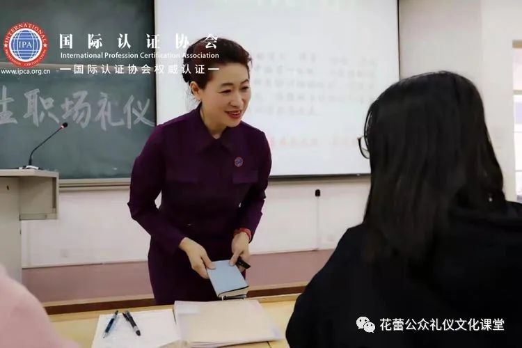 “礼”赢未来职场——大学生职场礼仪修养(图9) 修养职场礼仪个人总结_职场礼仪与个人修养_《职场礼仪修养》