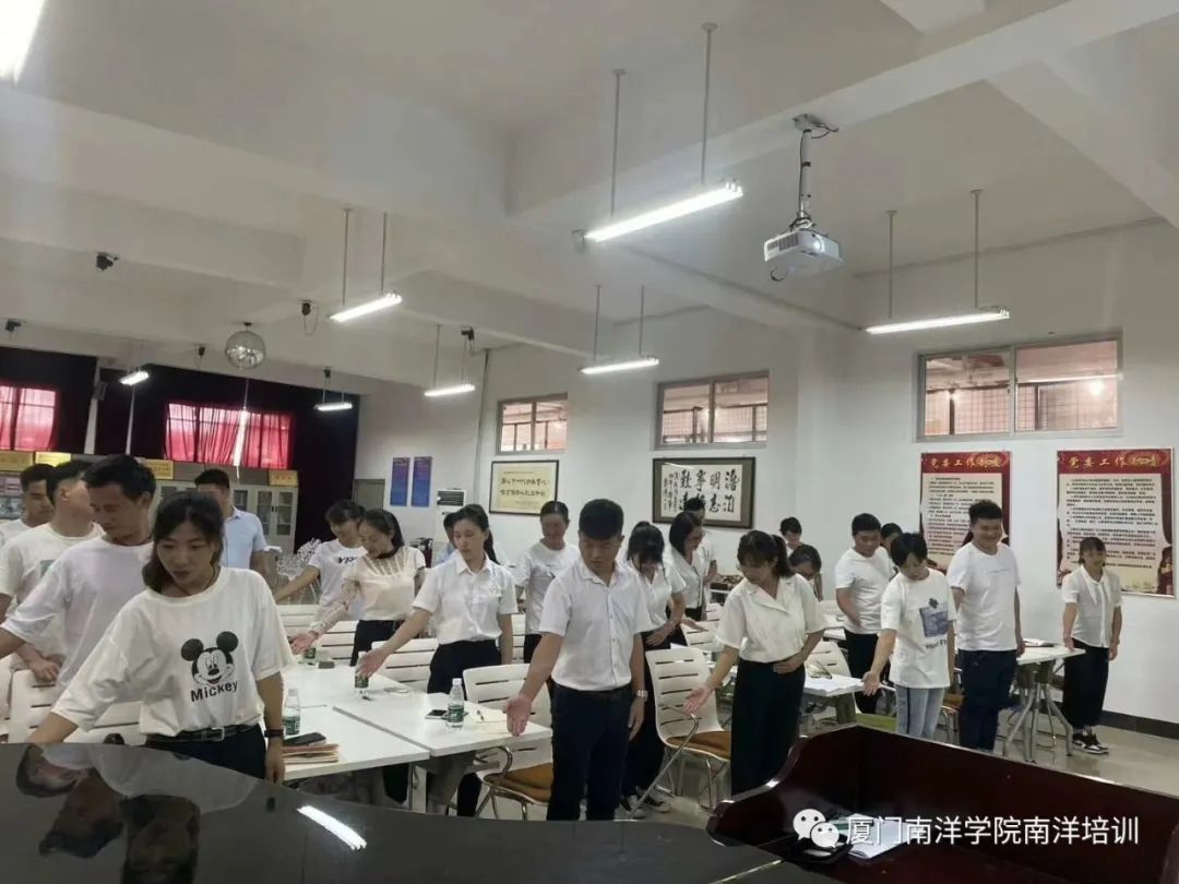 厦门南洋学院受邀为厦门众博诚人力资源服务有限公司进行礼仪培训(图2) 职场妆容培训内容_职场培训内容_职场妆容禁忌
