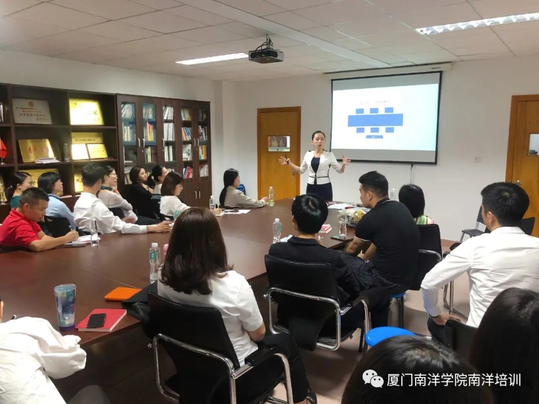 厦门南洋学院受邀为厦门众博诚人力资源服务有限公司进行礼仪培训(图11) 职场妆容禁忌_职场培训内容_职场妆容培训内容