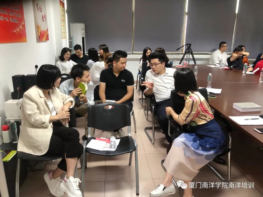 厦门南洋学院受邀为厦门众博诚人力资源服务有限公司进行礼仪培训(图13) 职场培训内容_职场妆容培训内容_职场妆容禁忌