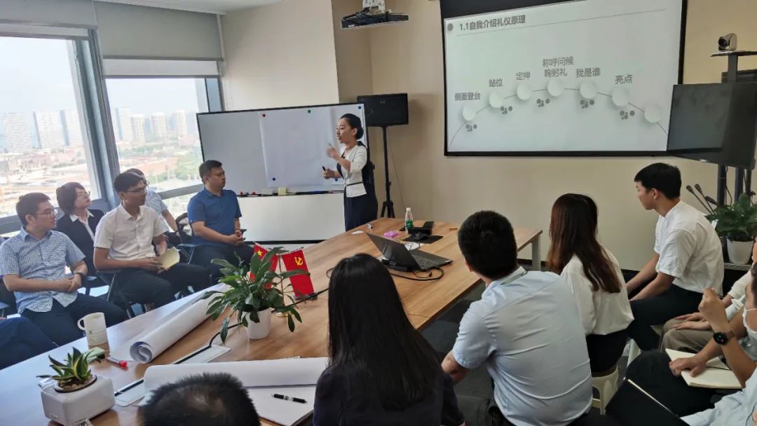 厦门南洋学院受邀为厦门众博诚人力资源服务有限公司进行礼仪培训(图18) 职场妆容培训内容_职场培训内容_职场妆容禁忌