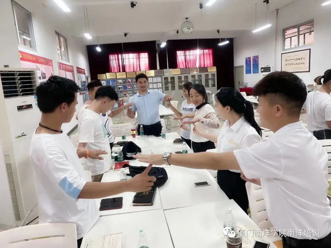 厦门南洋学院受邀为厦门众博诚人力资源服务有限公司进行礼仪培训(图3) 职场妆容禁忌_职场培训内容_职场妆容培训内容