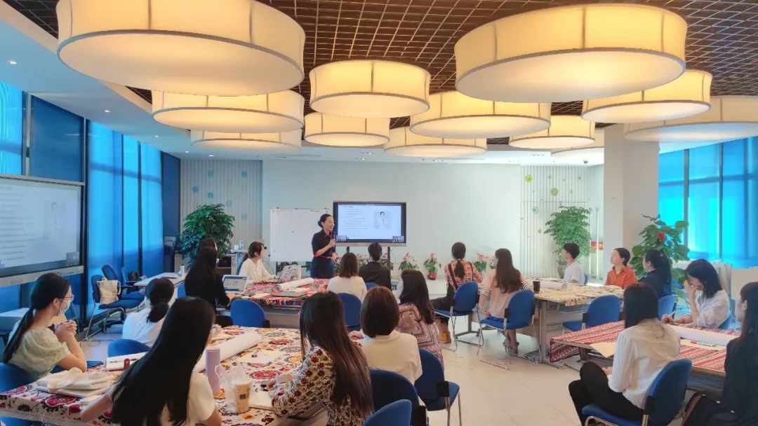 厦门南洋学院受邀为厦门众博诚人力资源服务有限公司进行礼仪培训(图26) 职场妆容禁忌_职场妆容培训内容_职场培训内容