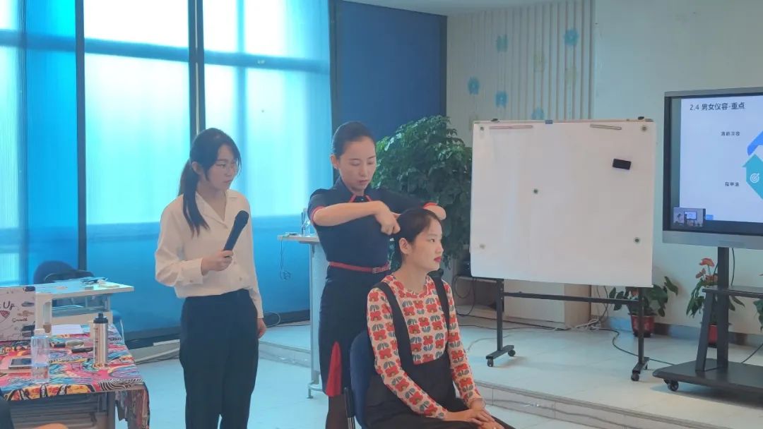 厦门南洋学院受邀为厦门众博诚人力资源服务有限公司进行礼仪培训(图27) 职场培训内容_职场妆容培训内容_职场妆容禁忌