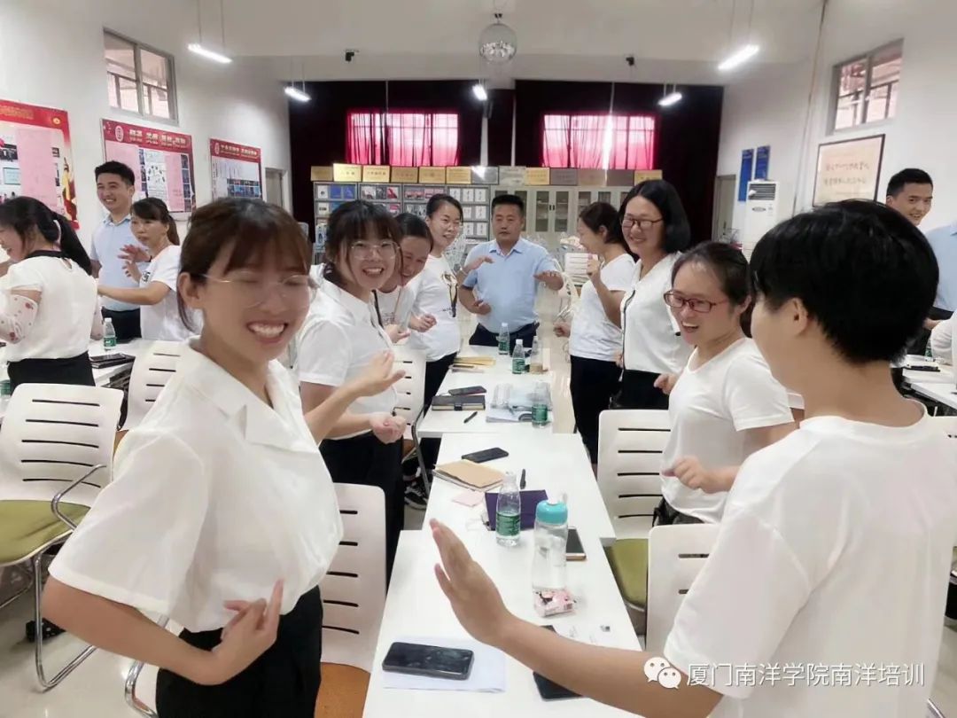 厦门南洋学院受邀为厦门众博诚人力资源服务有限公司进行礼仪培训(图4) 职场培训内容_职场妆容培训内容_职场妆容禁忌