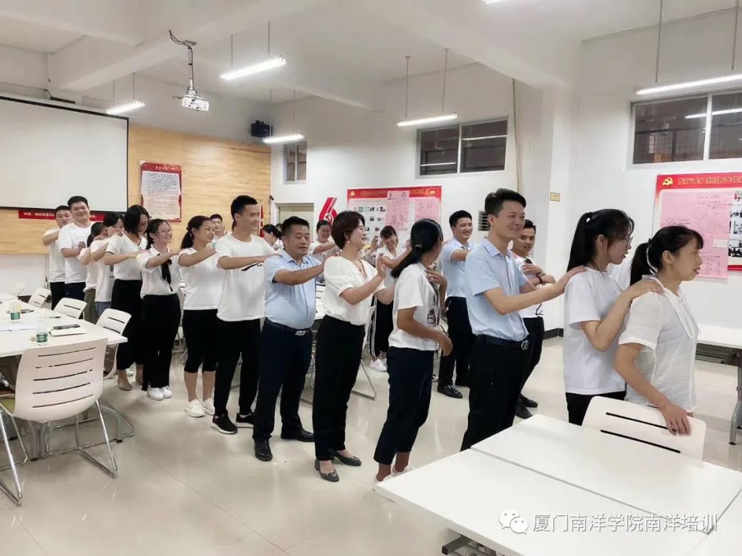 厦门南洋学院受邀为厦门众博诚人力资源服务有限公司进行礼仪培训(图5) 职场妆容培训内容_职场培训内容_职场妆容禁忌