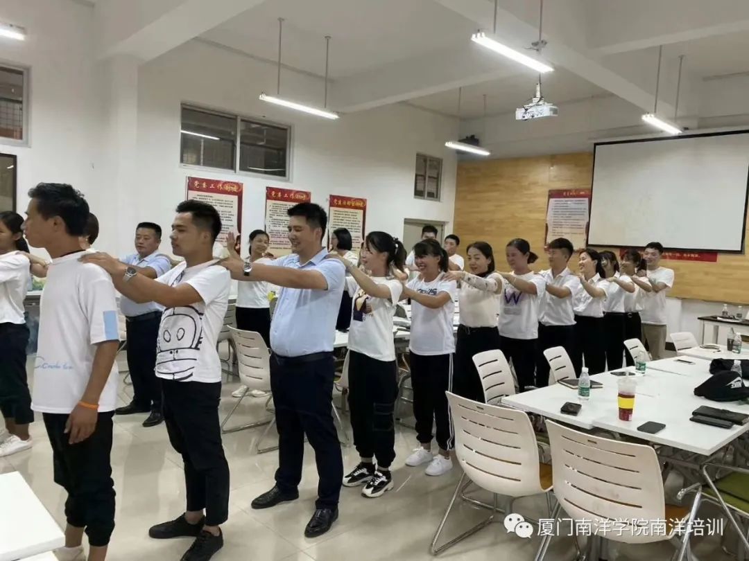 厦门南洋学院受邀为厦门众博诚人力资源服务有限公司进行礼仪培训(图6) 职场培训内容_职场妆容培训内容_职场妆容禁忌