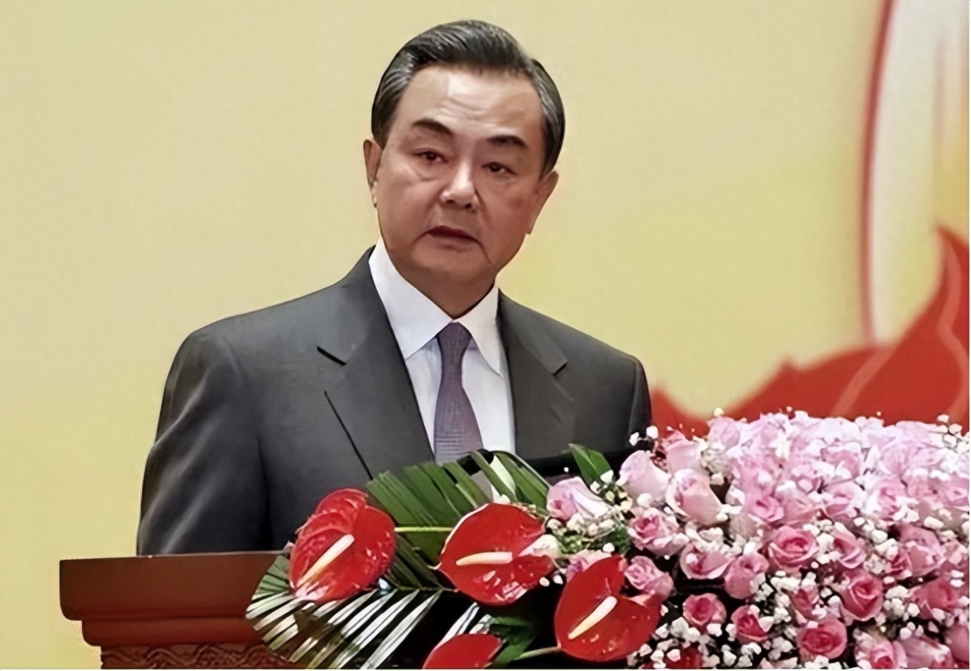 中国外交部长王毅简历_王毅经典外交视频_王毅外交水平低下