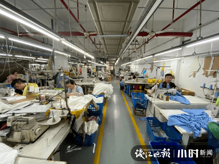 沙发厂招一名缝纫工_沙发厂招聘缝纫工_沙发厂招工缝纫扪工