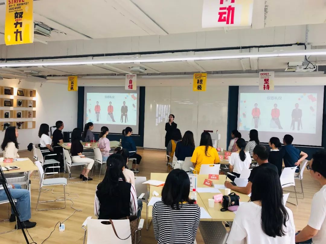 职场接待乘车礼仪视频_职场接待乘车礼仪视频_职场接待乘车礼仪视频