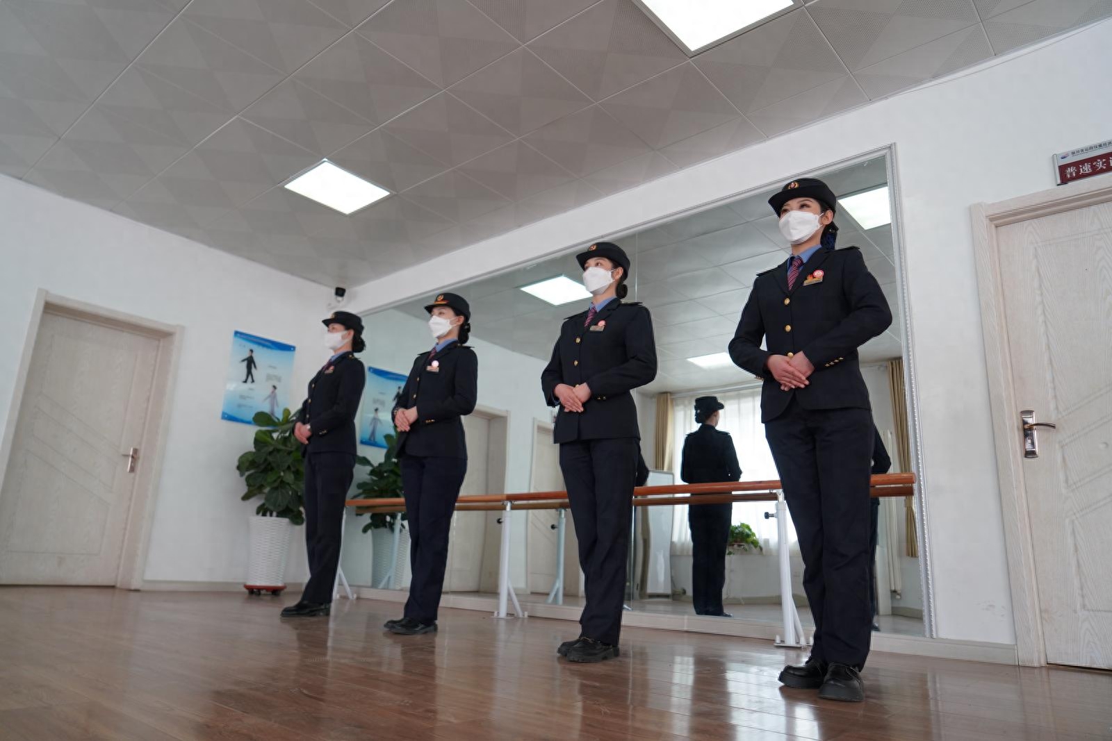 银川客运段“私人订制”迎接银兰高铁中兰段开通(图1) 动车员招聘乘务要求高吗_动车乘务员招聘要求_动车乘务员招聘需要什么条件