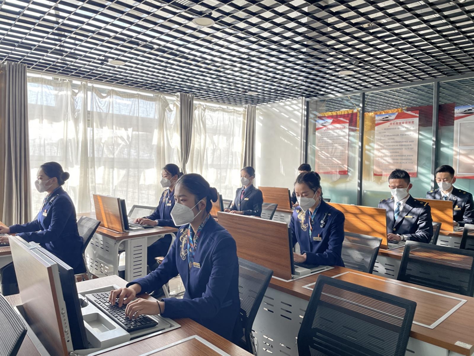 银川客运段“私人订制”迎接银兰高铁中兰段开通(图2) 动车员招聘乘务要求高吗_动车乘务员招聘要求_动车乘务员招聘需要什么条件