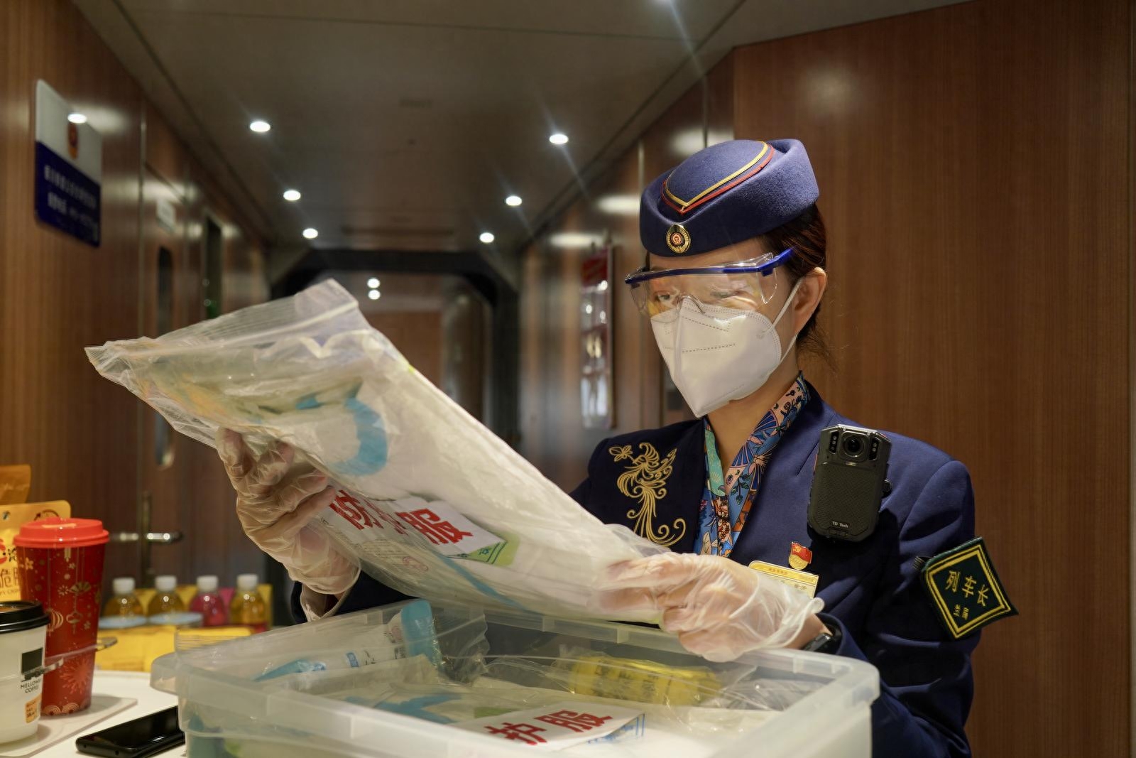 银川客运段“私人订制”迎接银兰高铁中兰段开通(图3) 动车乘务员招聘要求_动车乘务员招聘需要什么条件_动车员招聘乘务要求高吗