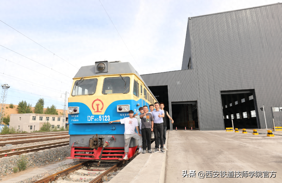 招聘动车乘务员工作轻松_动车员招聘乘务要求有哪些_动车乘务员招聘要求