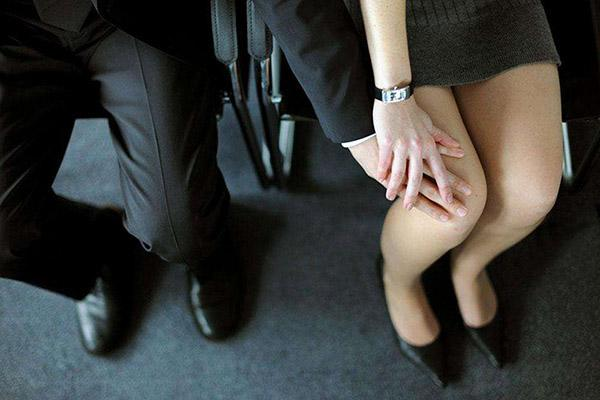 骚扰职场女人怎么处理_职场骚扰什么意思_女人职场被骚扰