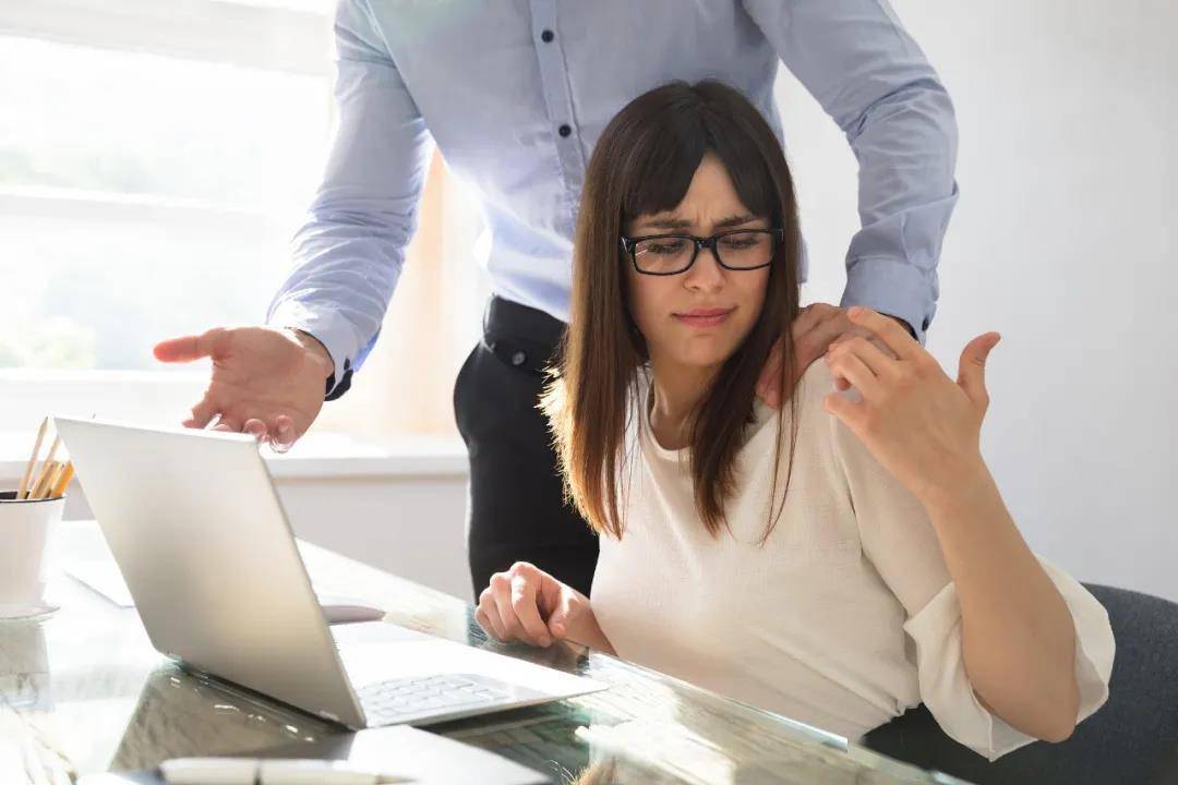 女人职场被骚扰_女人职场被骚扰_女人职场被骚扰