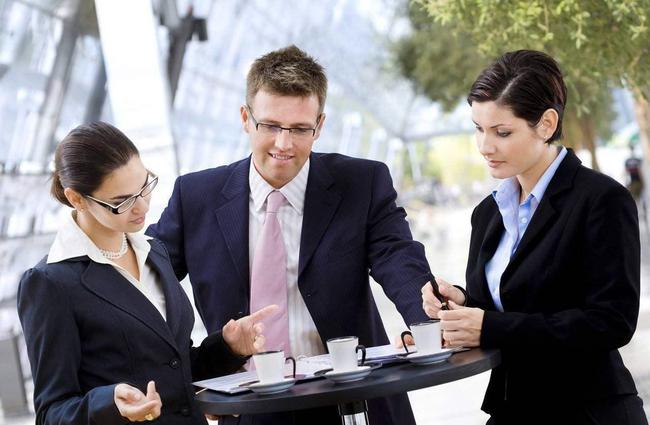 路上遇到领导,需要主动打招呼吗?(深度好文)(图1) 不懂职场潜规则_职场浅规则_职场规则视频