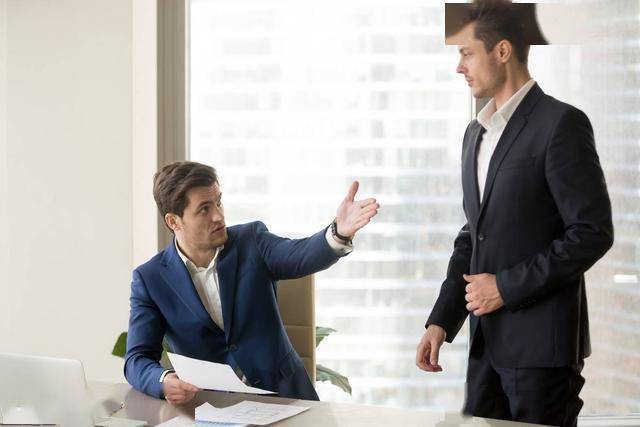 路上遇到领导,需要主动打招呼吗?(深度好文)(图2) 职场规则视频_职场浅规则_不懂职场潜规则