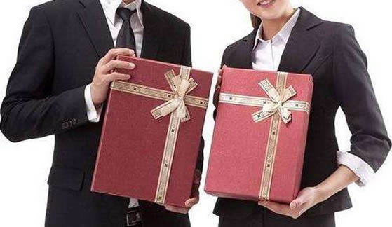 精明职场送礼:建立关系的技巧与艺术(图1) 职场新人礼物_职场新人礼物有哪些_职场新人礼物送什么好